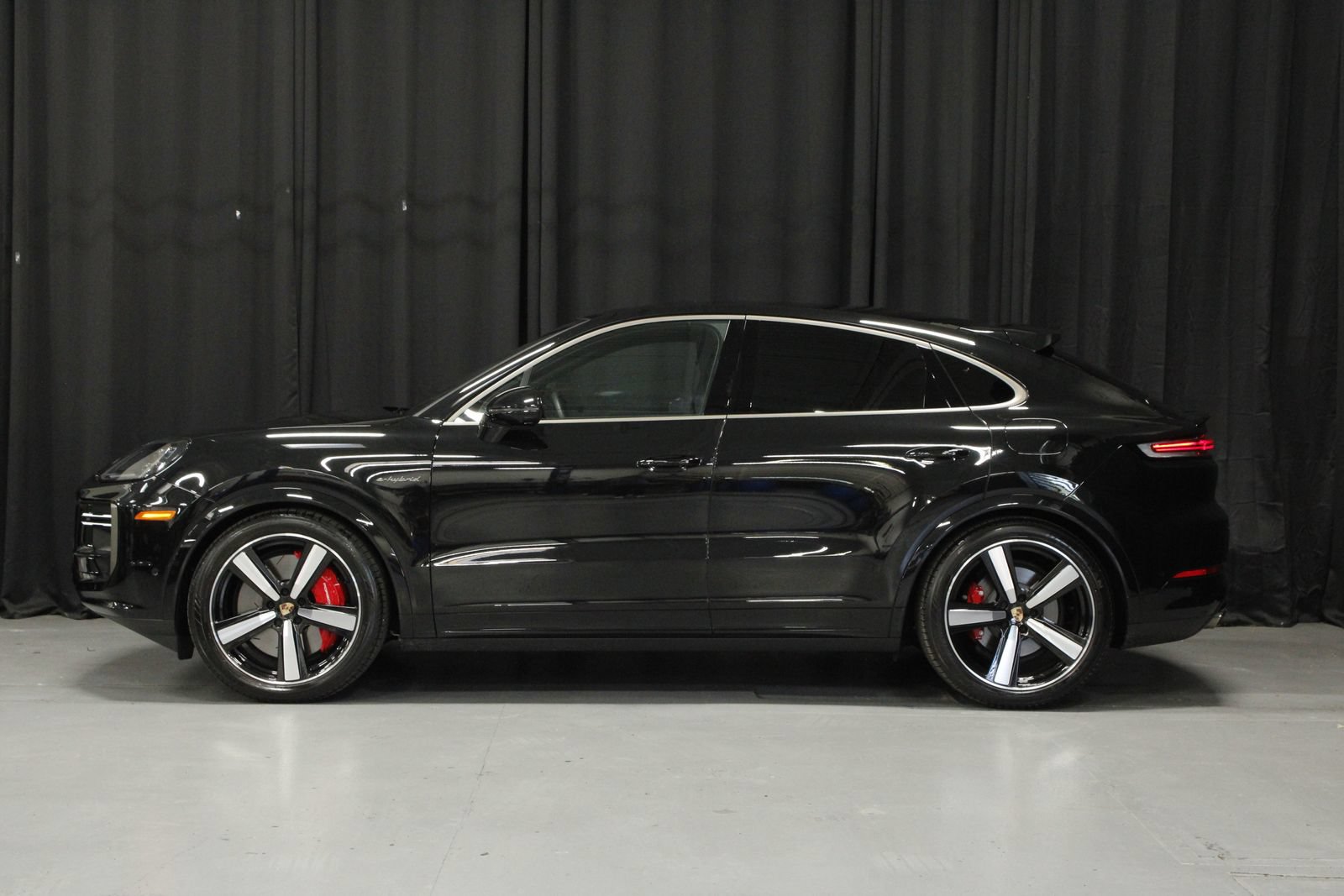 Certified 2025 Porsche Cayenne Turbo w/ Premium Package Plus AWD/4WD image 2