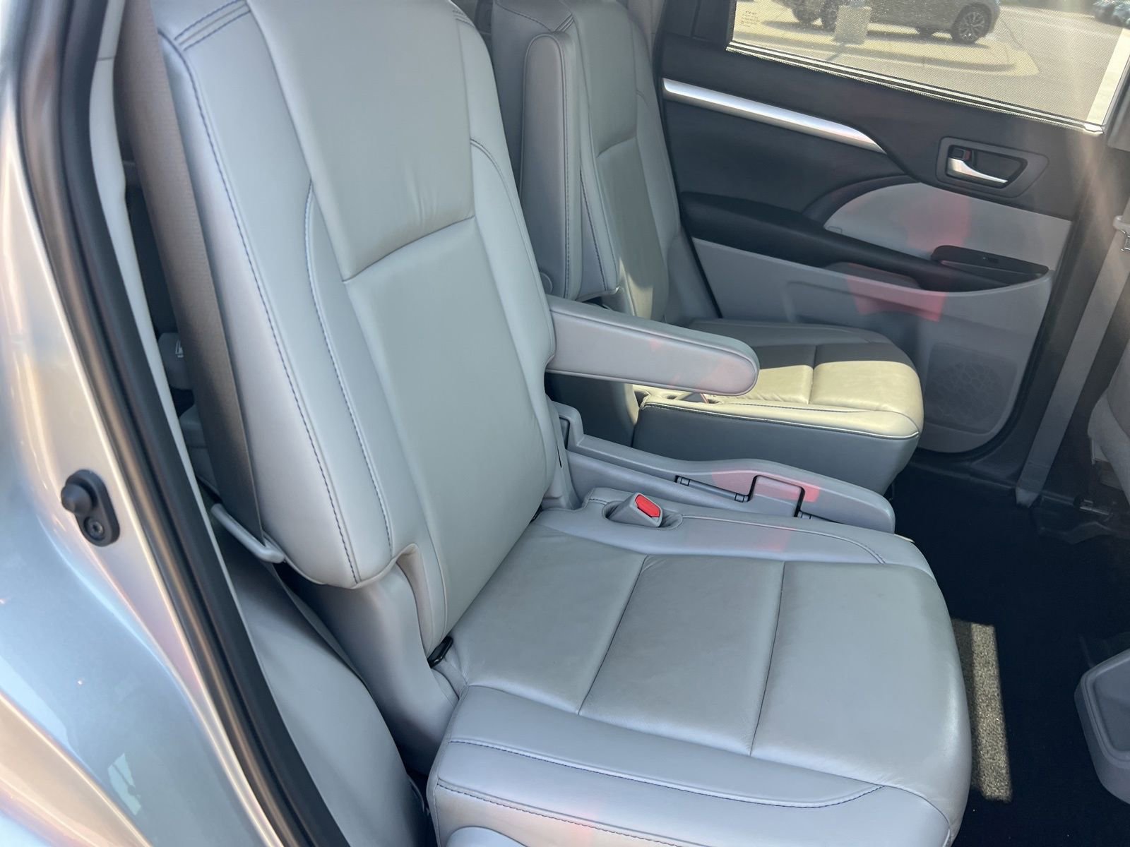 Used 2019 Toyota Highlander XLE FWD image 37