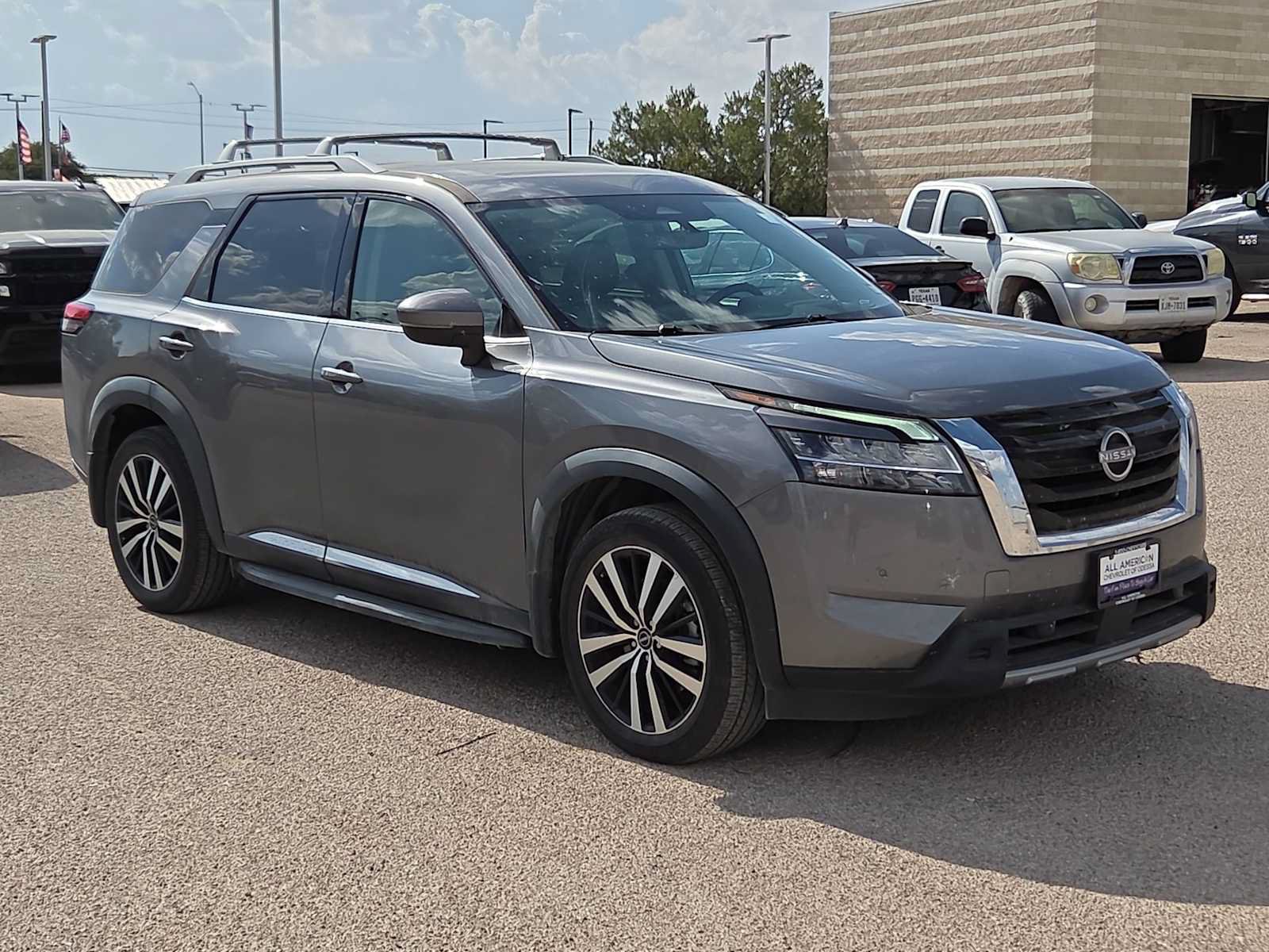 Used 2024 Nissan Pathfinder Platinum FWD image 2