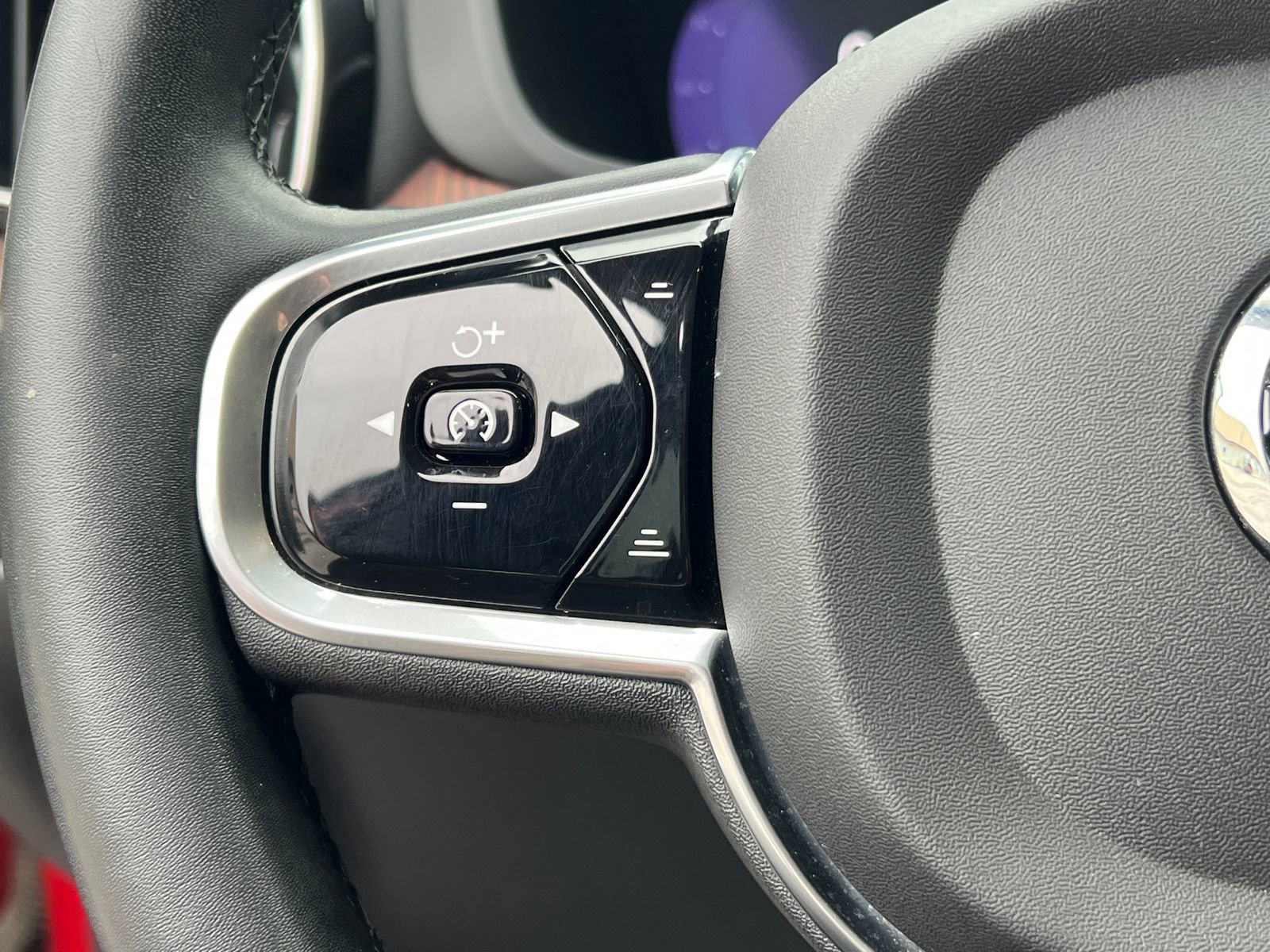 Used 2023 Volvo XC60 T8 Plus image 25