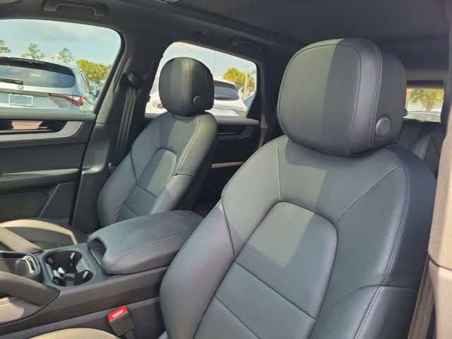Used 2024 Porsche Cayenne AWD/4WD image 17