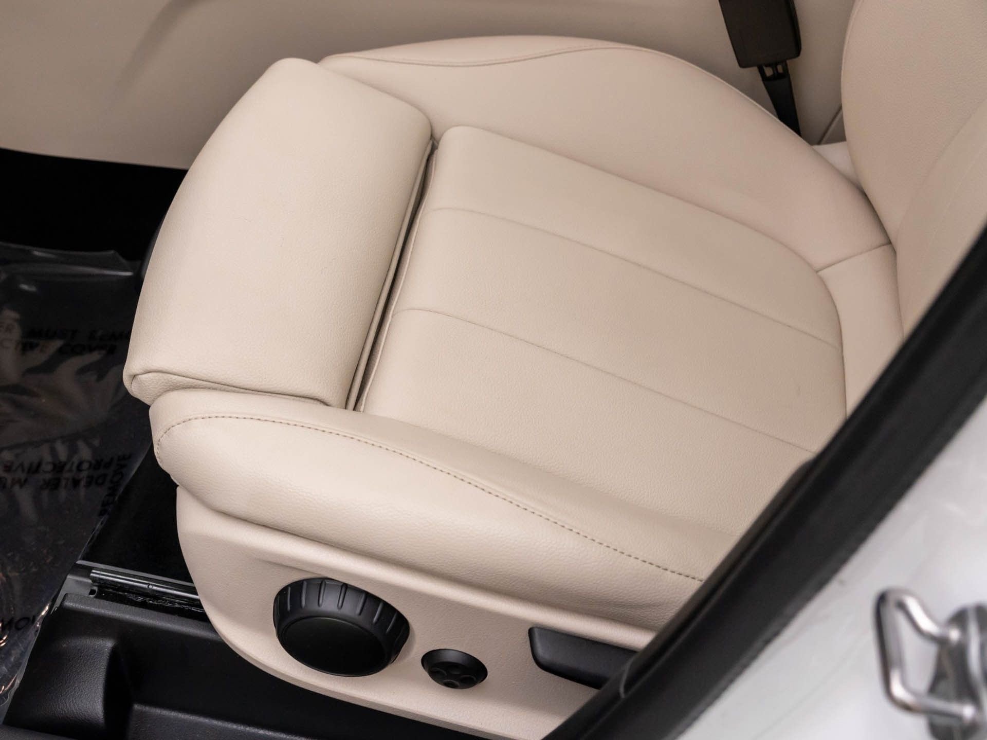 Used 2022 Mercedes-Benz GLB 250 4MATIC w/ Premium Package Lite image 16