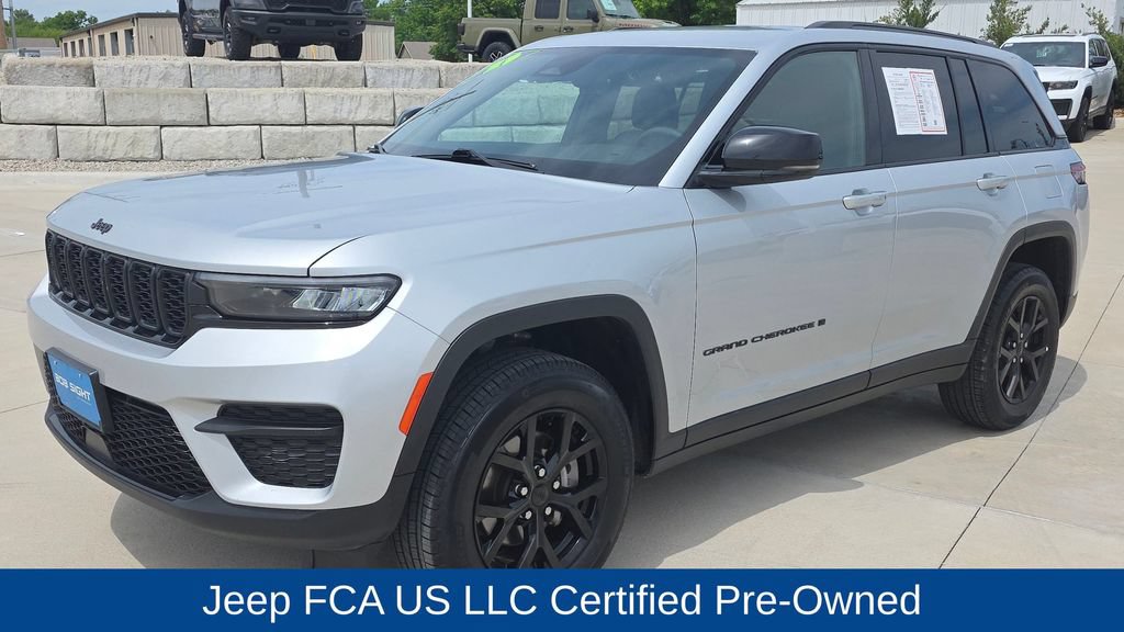 Used 2025 Jeep Grand Cherokee Altitude AWD/4WD image 1