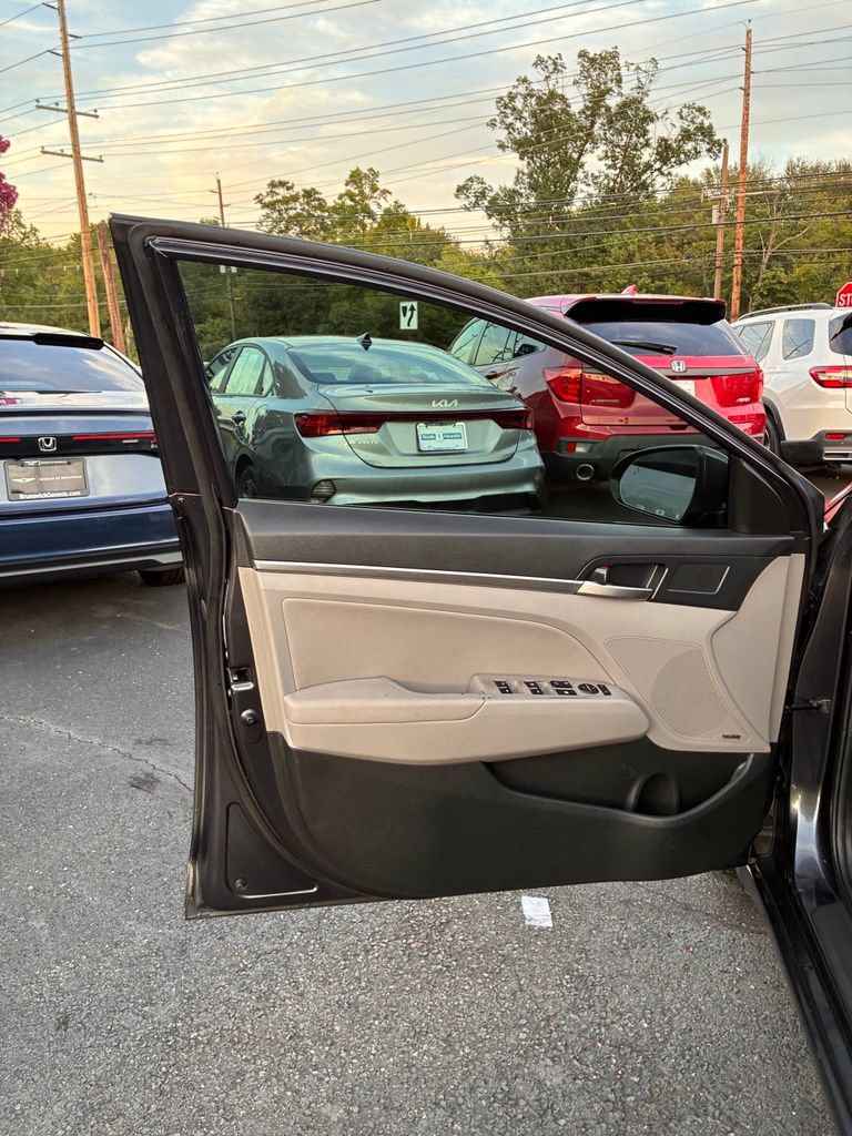 Used 2020 Hyundai Elantra Limited FWD image 25