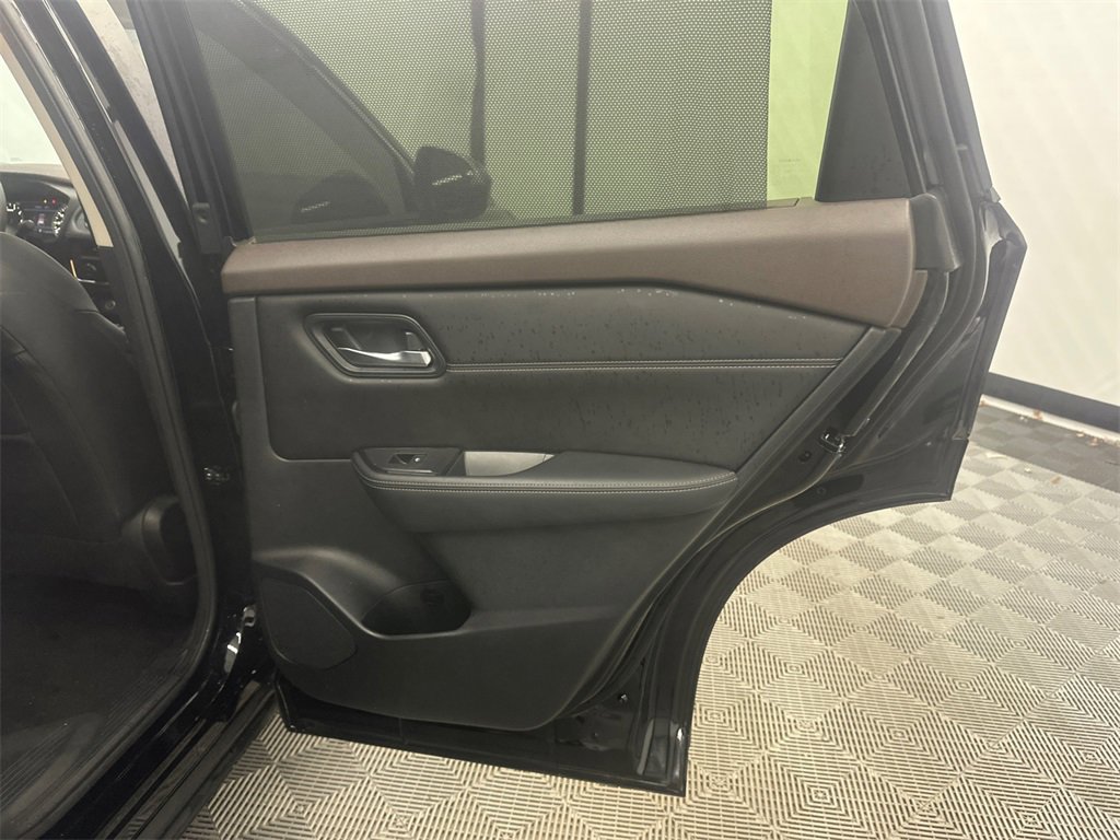 Used 2023 Nissan Rogue SV w/ SV Premium B Package image 17