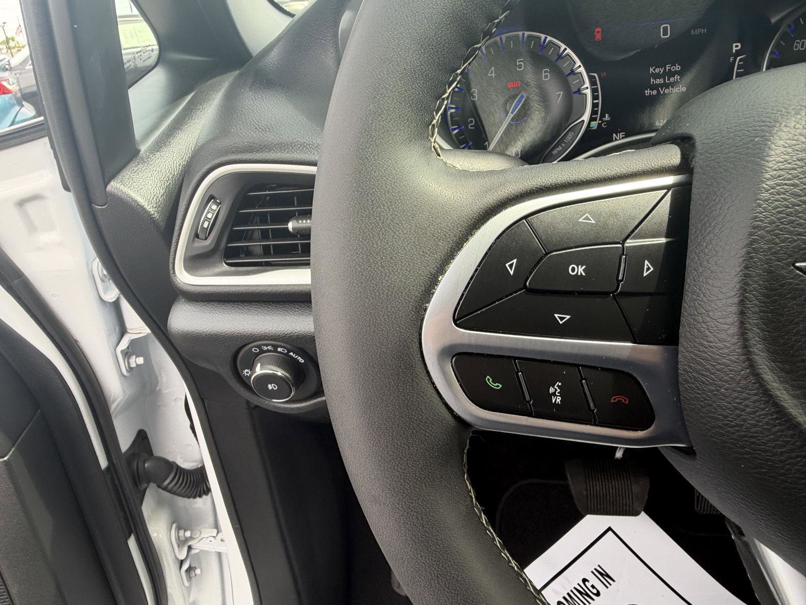Used 2025 Chrysler Pacifica Select image 22