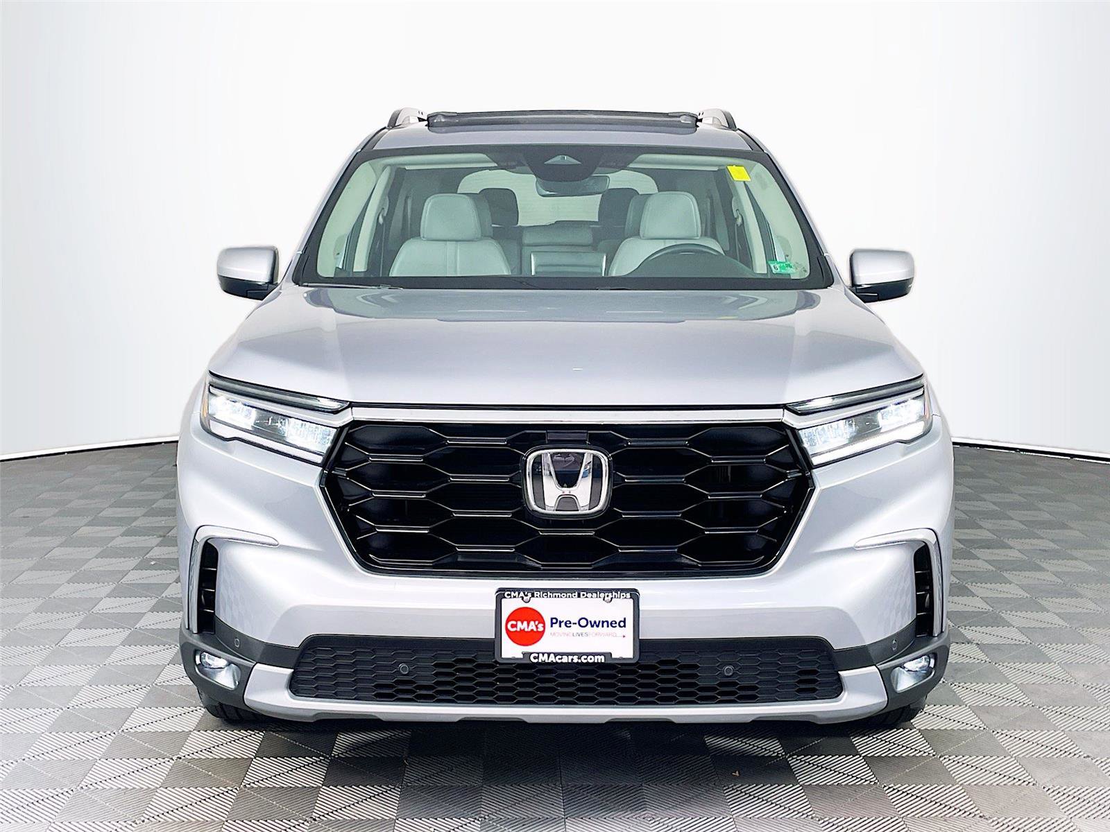 Used 2025 Honda Pilot Touring image 2