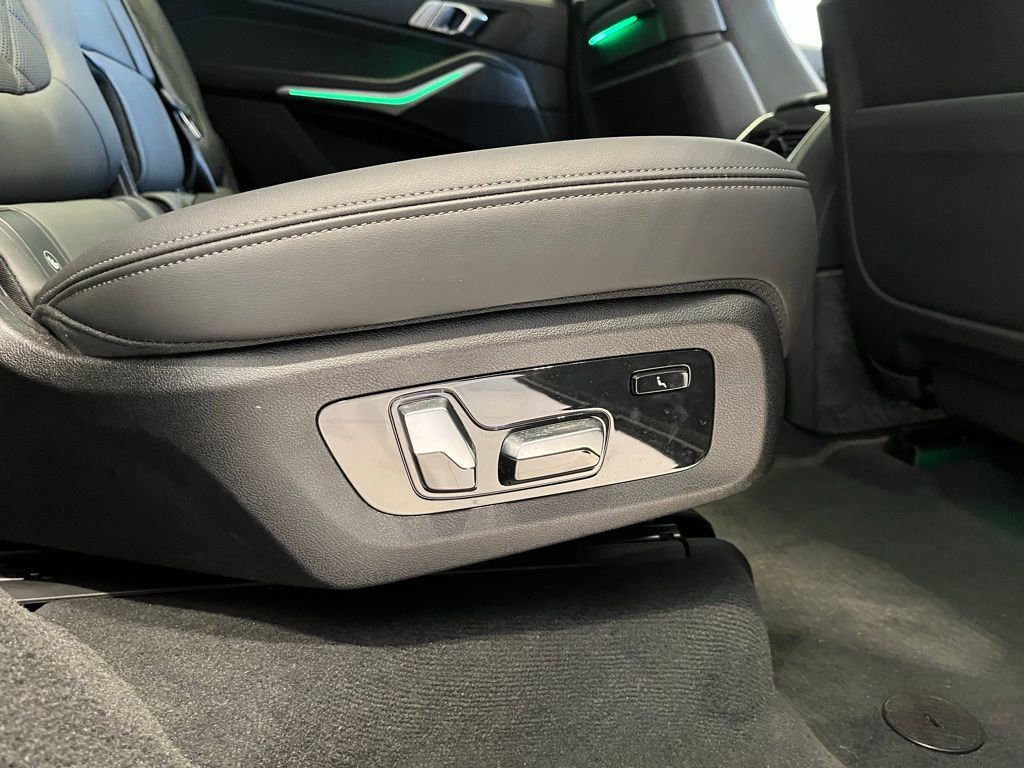Used 2023 BMW X7 xDrive40i w/ Parking Assistance Package image 34