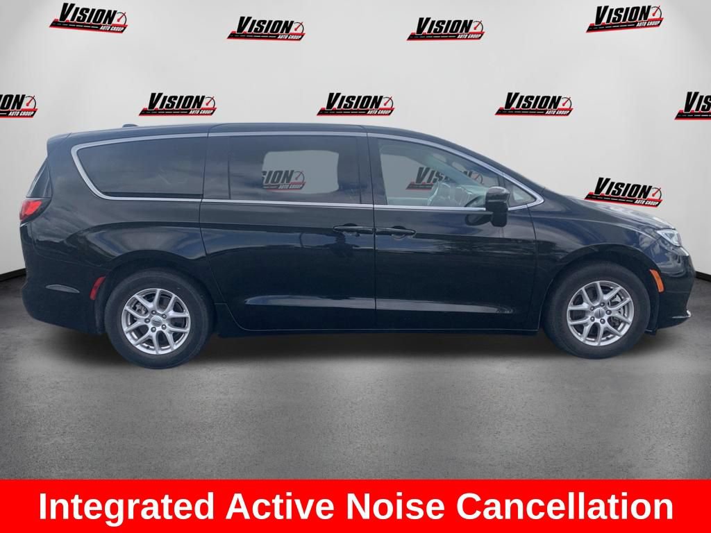 Used 2024 Chrysler Pacifica Touring-L FWD image 5