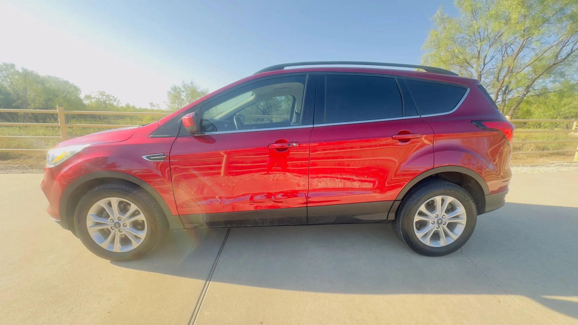Used 2019 Ford Escape SEL FWD image 1