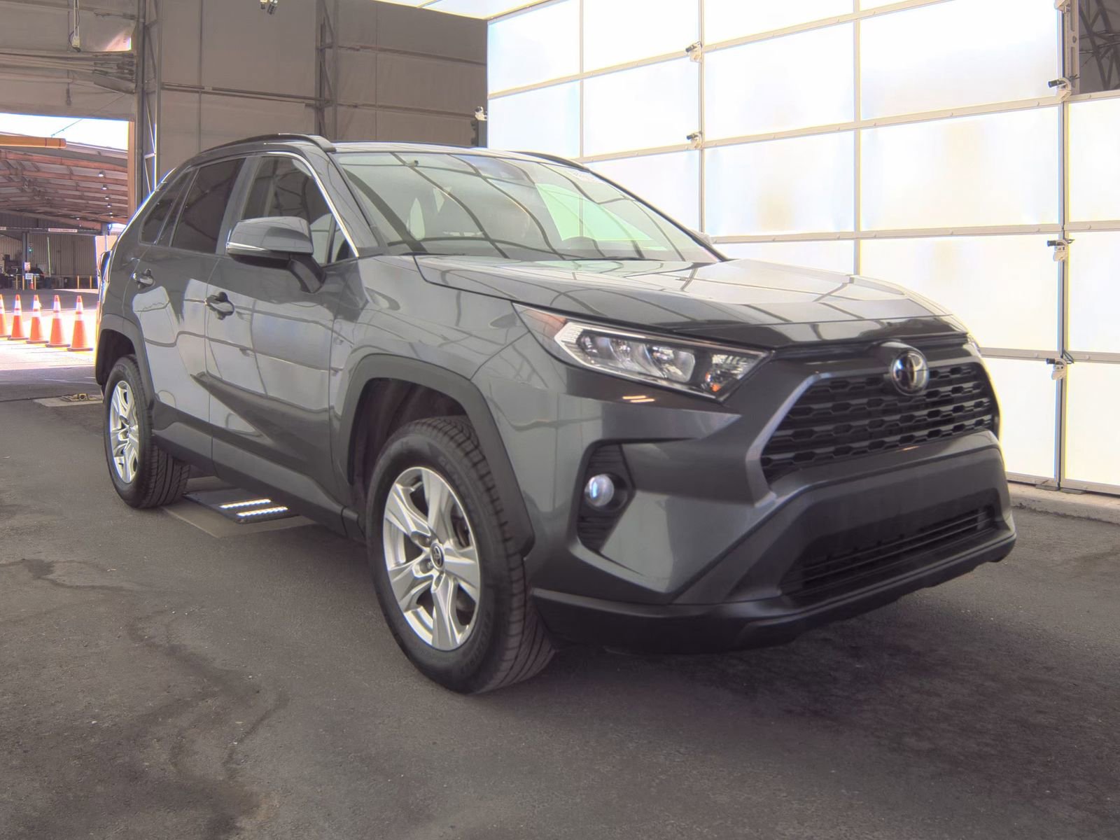 Used 2021 Toyota RAV4 XLE w/ Convenience Package FWD image 5