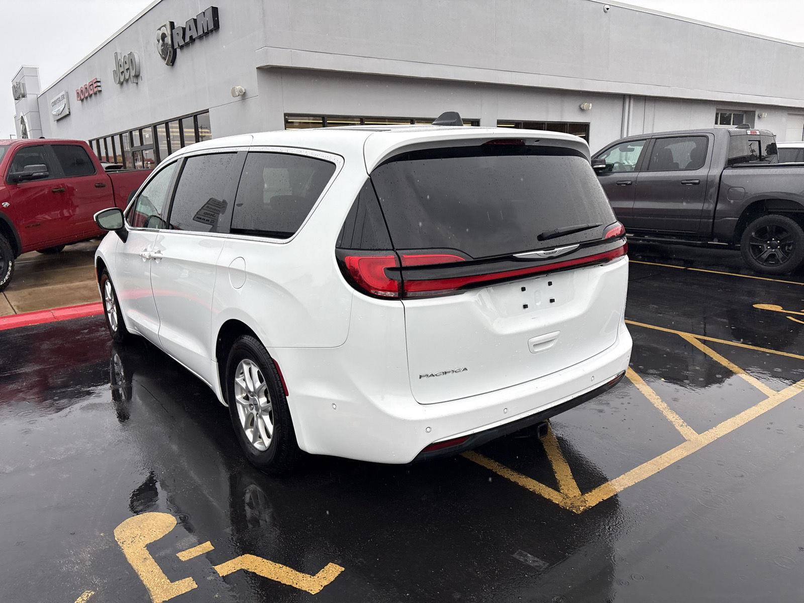 Used 2023 Chrysler Pacifica Touring-L FWD image 7