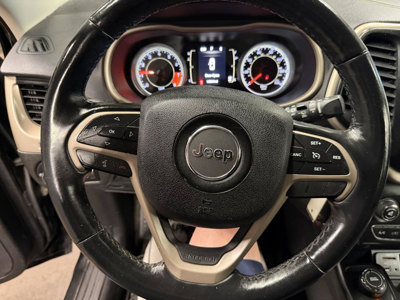Used 2015 Jeep Cherokee Latitude w/ Cold Weather Group AWD/4WD image 19