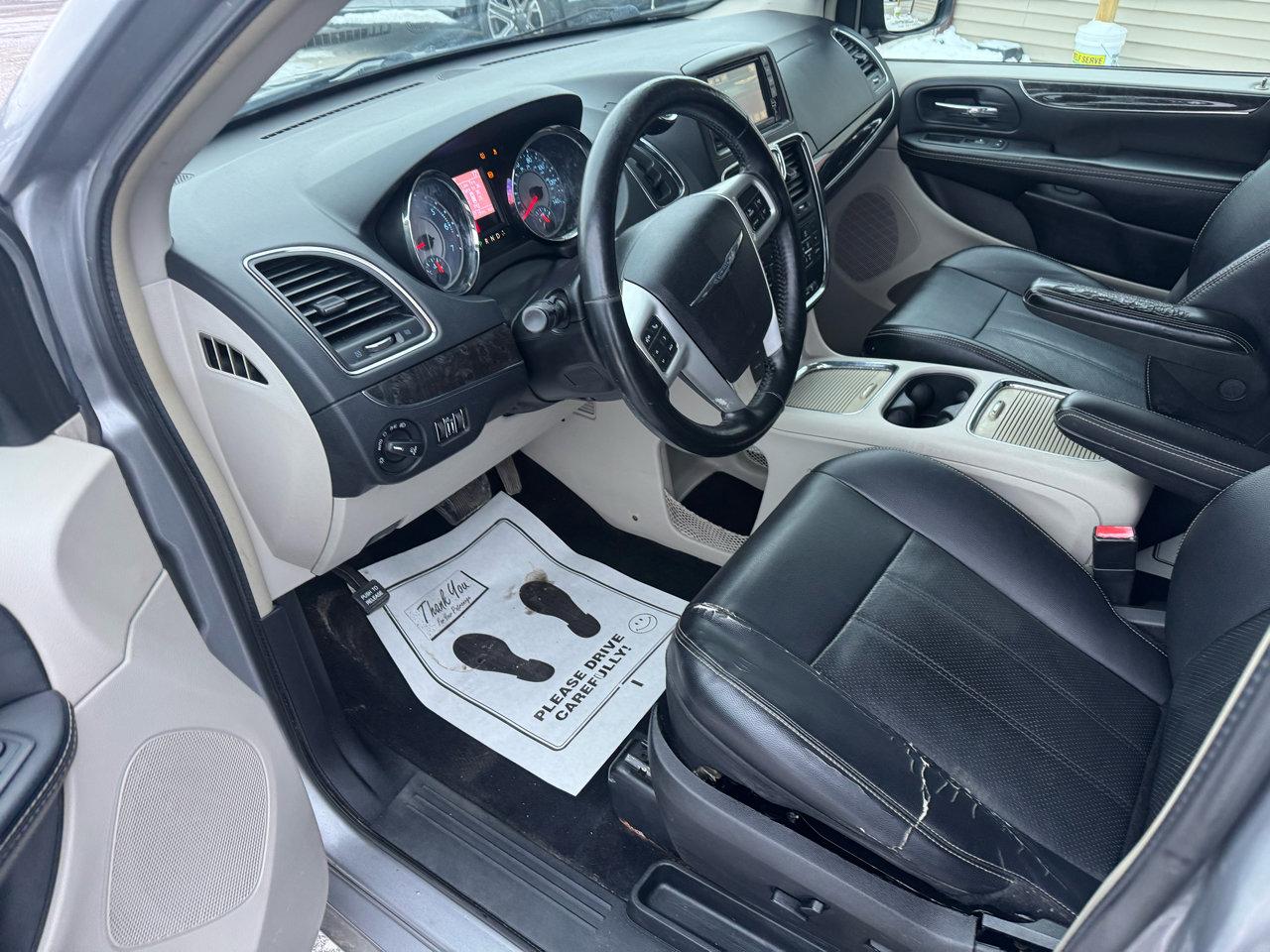 Used 2015 Chrysler Town & Country Touring w/ Driver Convenience Group image 11