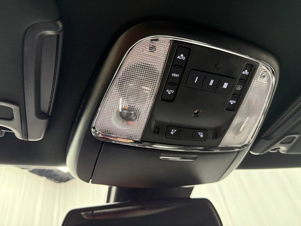 Used 2023 Chrysler 300 C RWD image 26