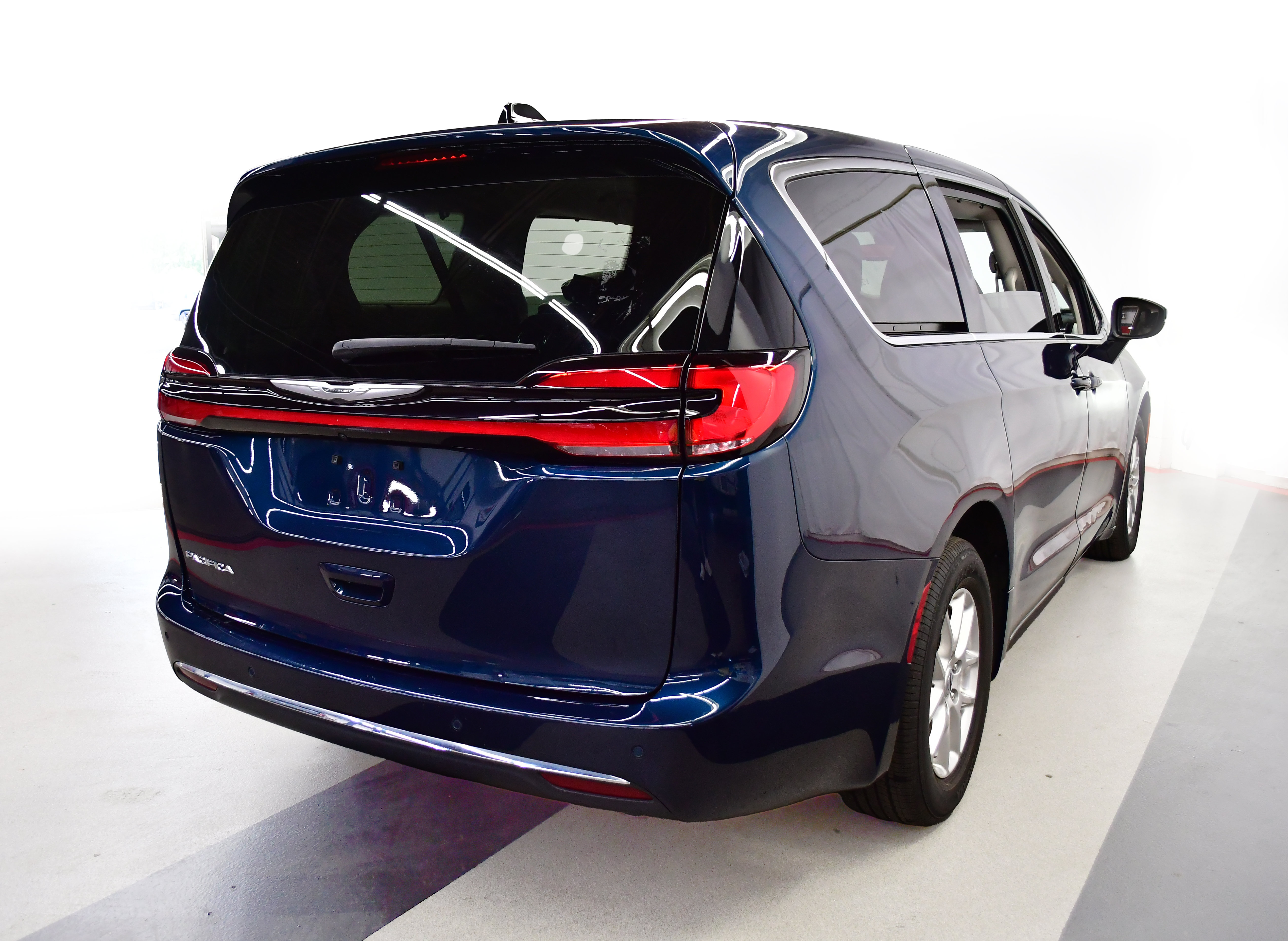 Used 2023 Chrysler Pacifica Touring-L w/ Uconnect Theater Family Group FWD image 7