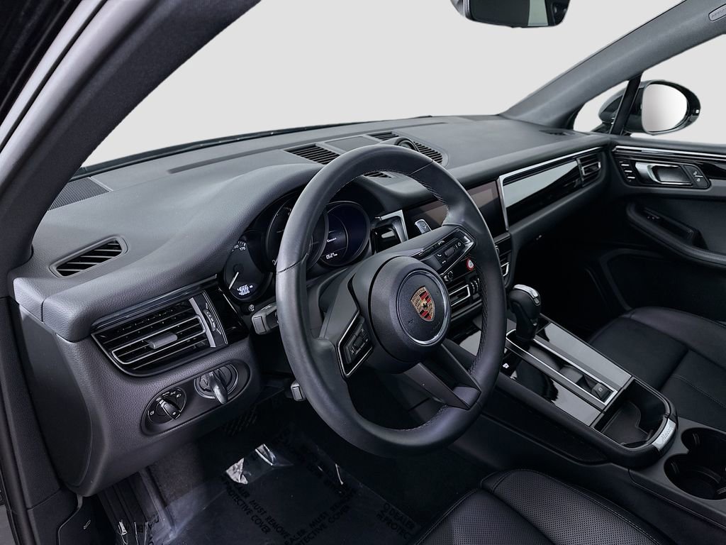 Used 2025 Porsche Macan image 4