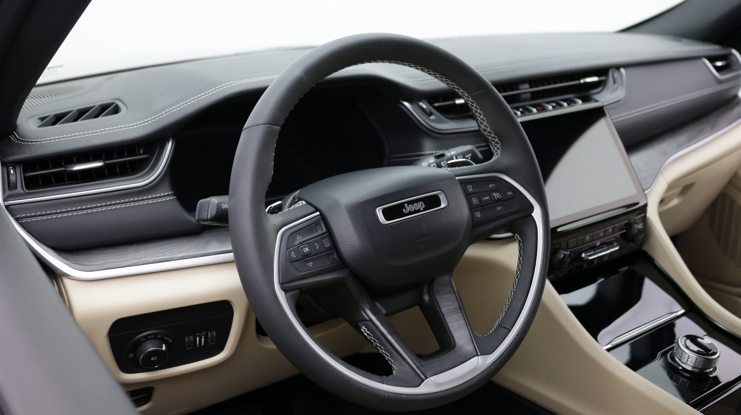 Used 2023 Jeep Grand Cherokee Limited w/ Luxury Tech Group II RWD image 10