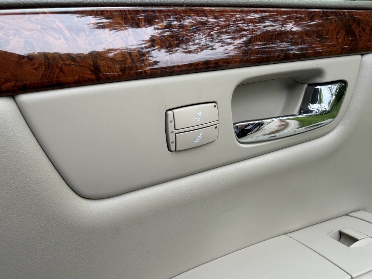 Used 2006 Cadillac DTS w/ Trunk Convenience Package FWD image 15