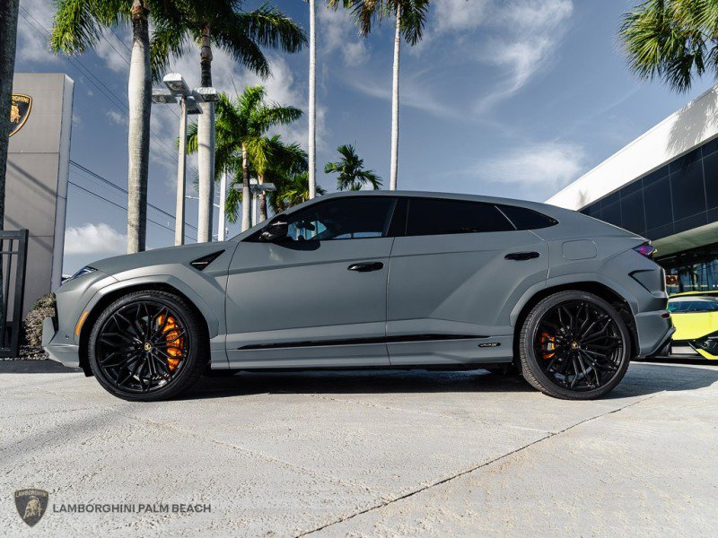 Used 2025 Lamborghini Urus SE image 2