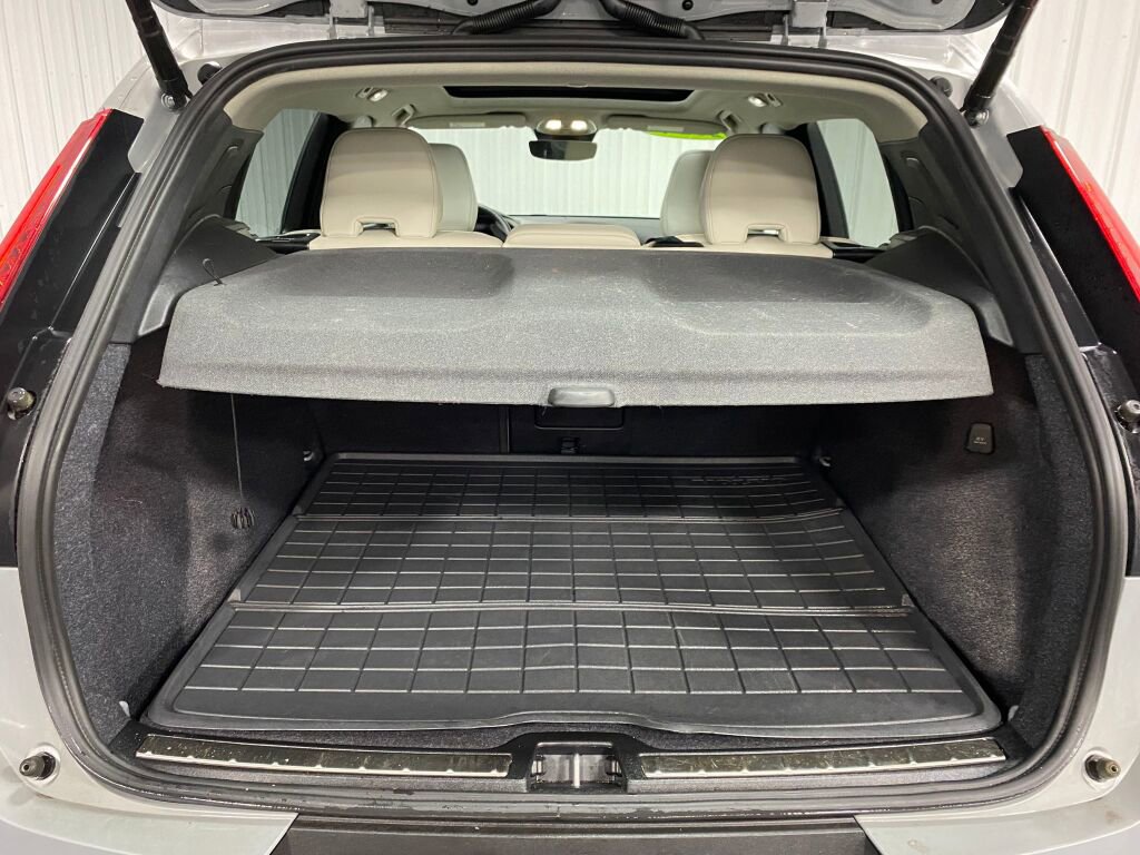 Used 2024 Volvo XC40 B5 Plus image 11