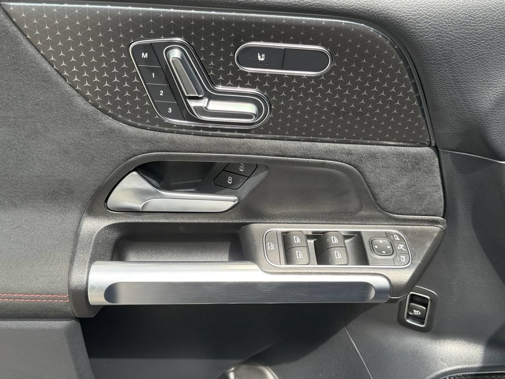 Used 2025 Mercedes-Benz GLB 35 AMG 4MATIC image 11