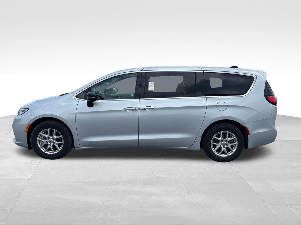 Used 2024 Chrysler Pacifica Touring-L FWD image 4