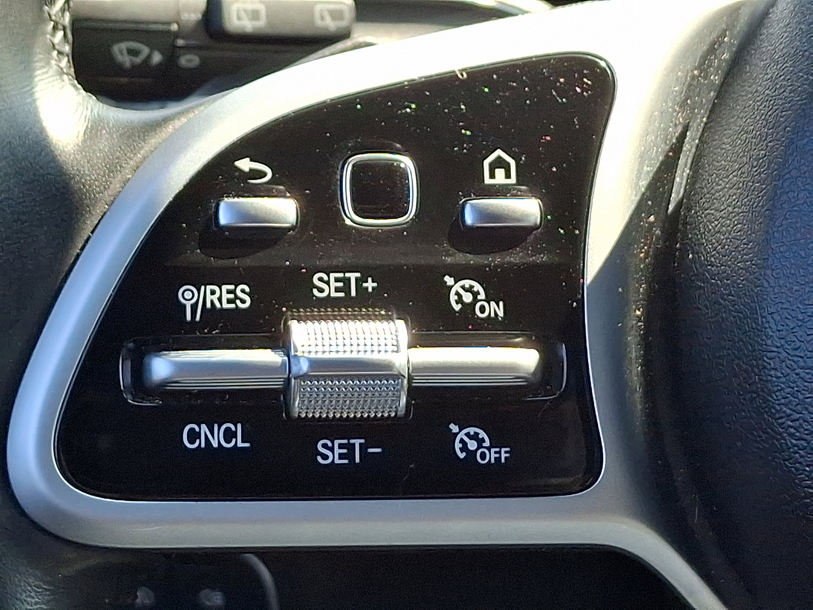 Used 2020 Mercedes-Benz GLB 250 4MATIC w/ Premium Package image 23