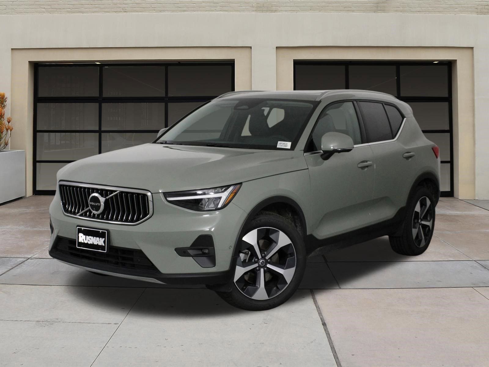 Certified 2025 Volvo XC40 B5 Plus image 3