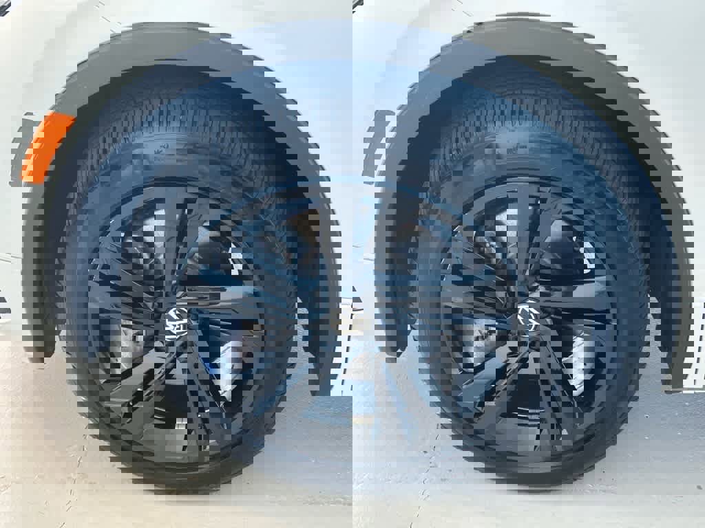 Certified 2023 Volkswagen Tiguan SE R-Line image 8