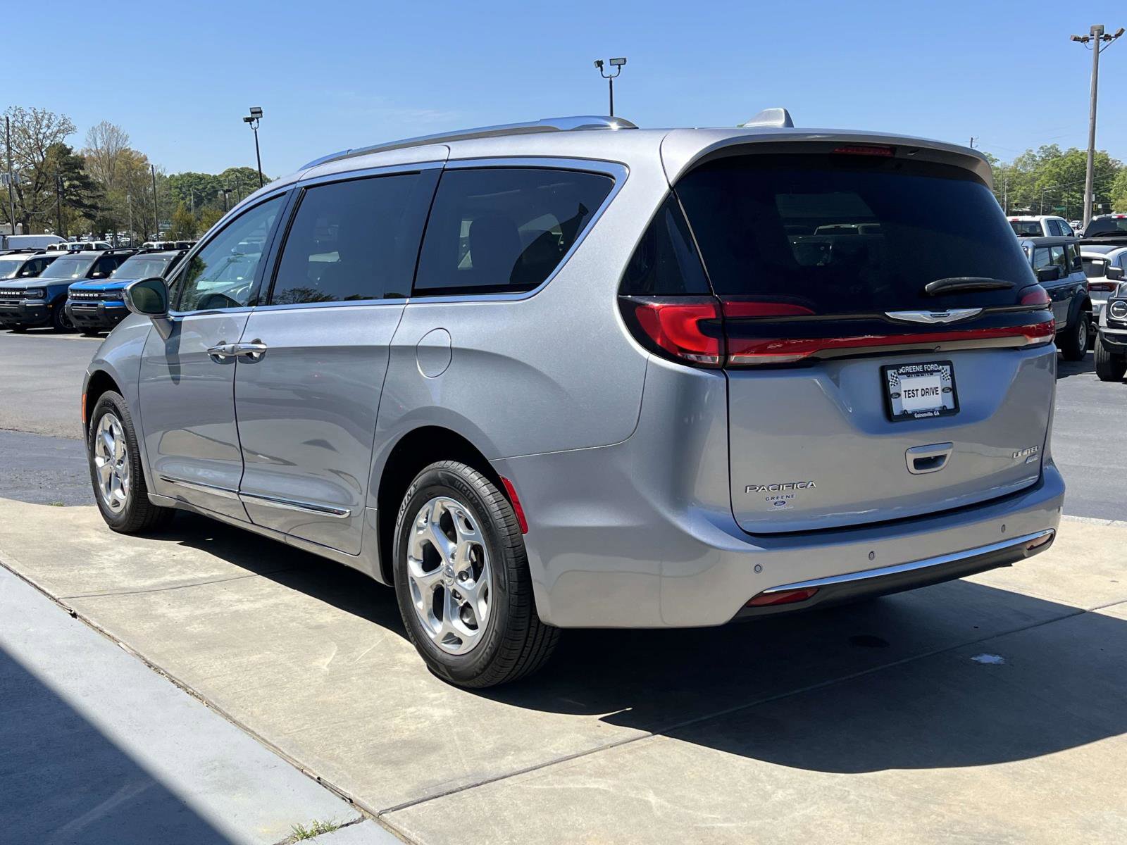 Used 2021 Chrysler Pacifica Limited AWD/4WD image 6