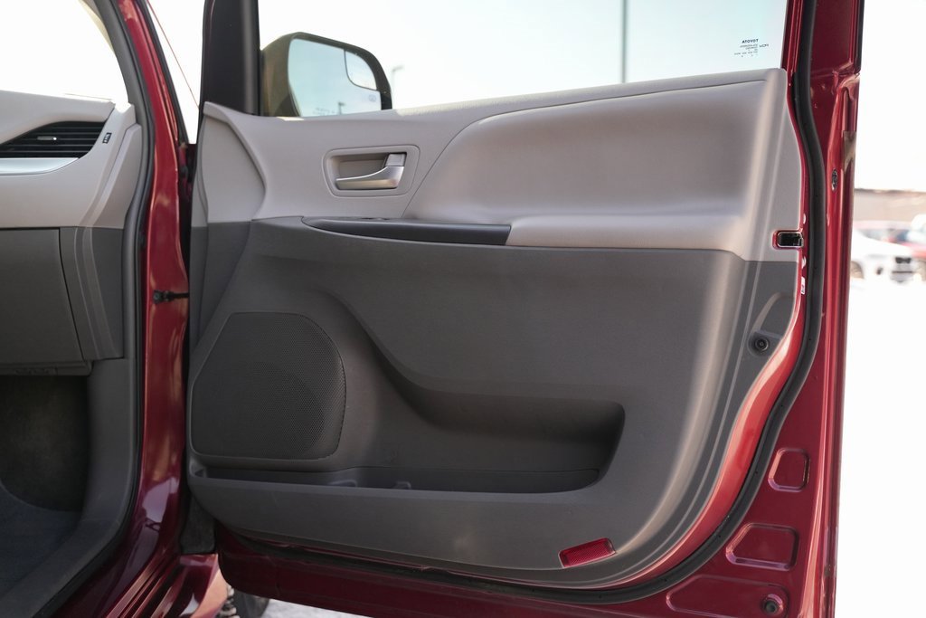 Used 2018 Toyota Sienna LE image 41