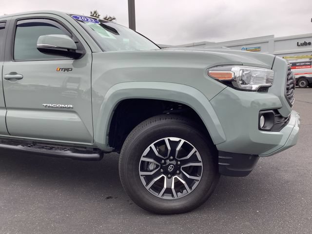 Used 2022 Toyota Tacoma TRD Sport w/ TRD Premium Sport Package AWD/4WD image 3