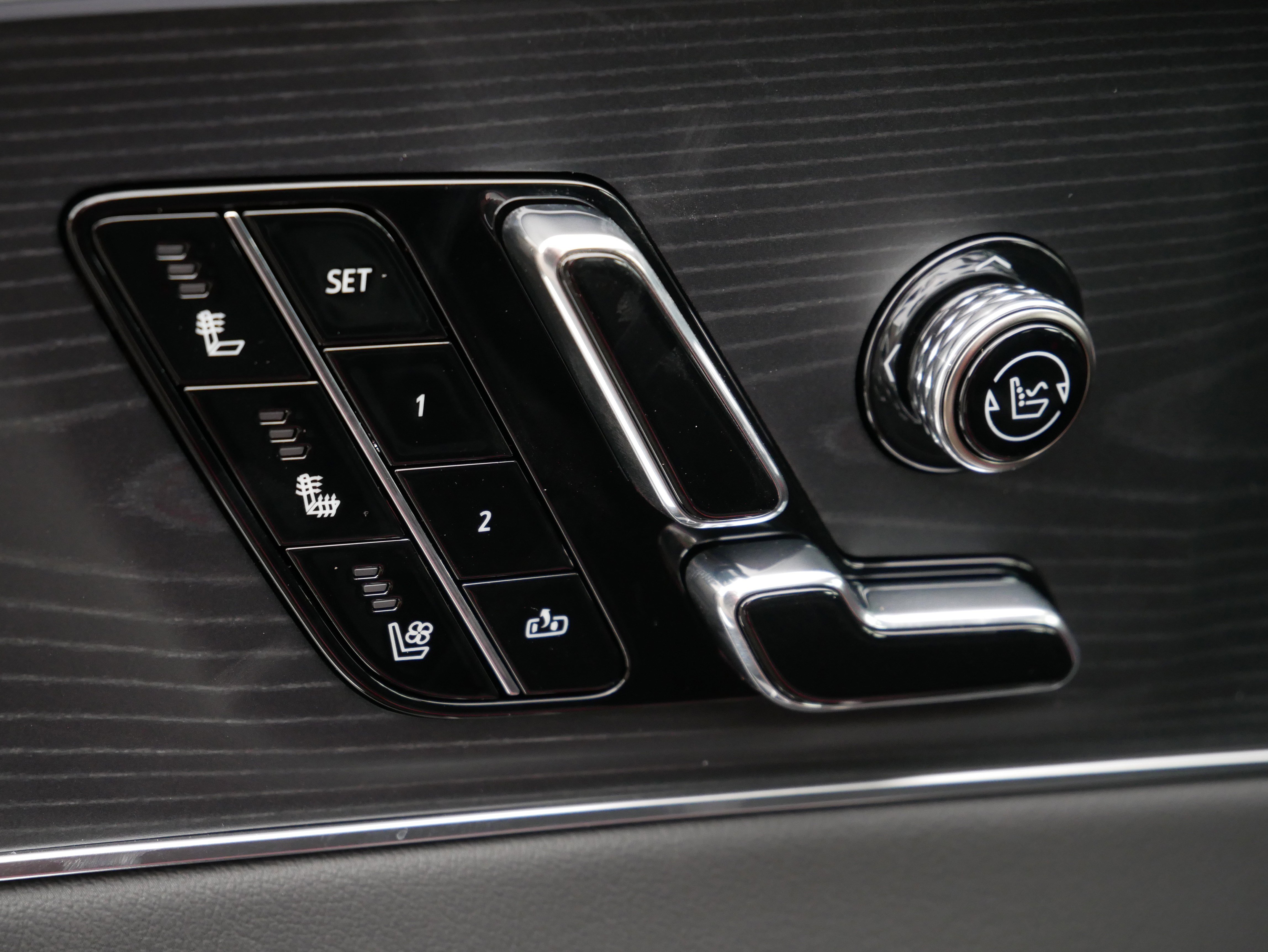 Used 2026 Cadillac Lyriq Premium Luxury w/ LPO, Floor Liner Package AWD/4WD image 17