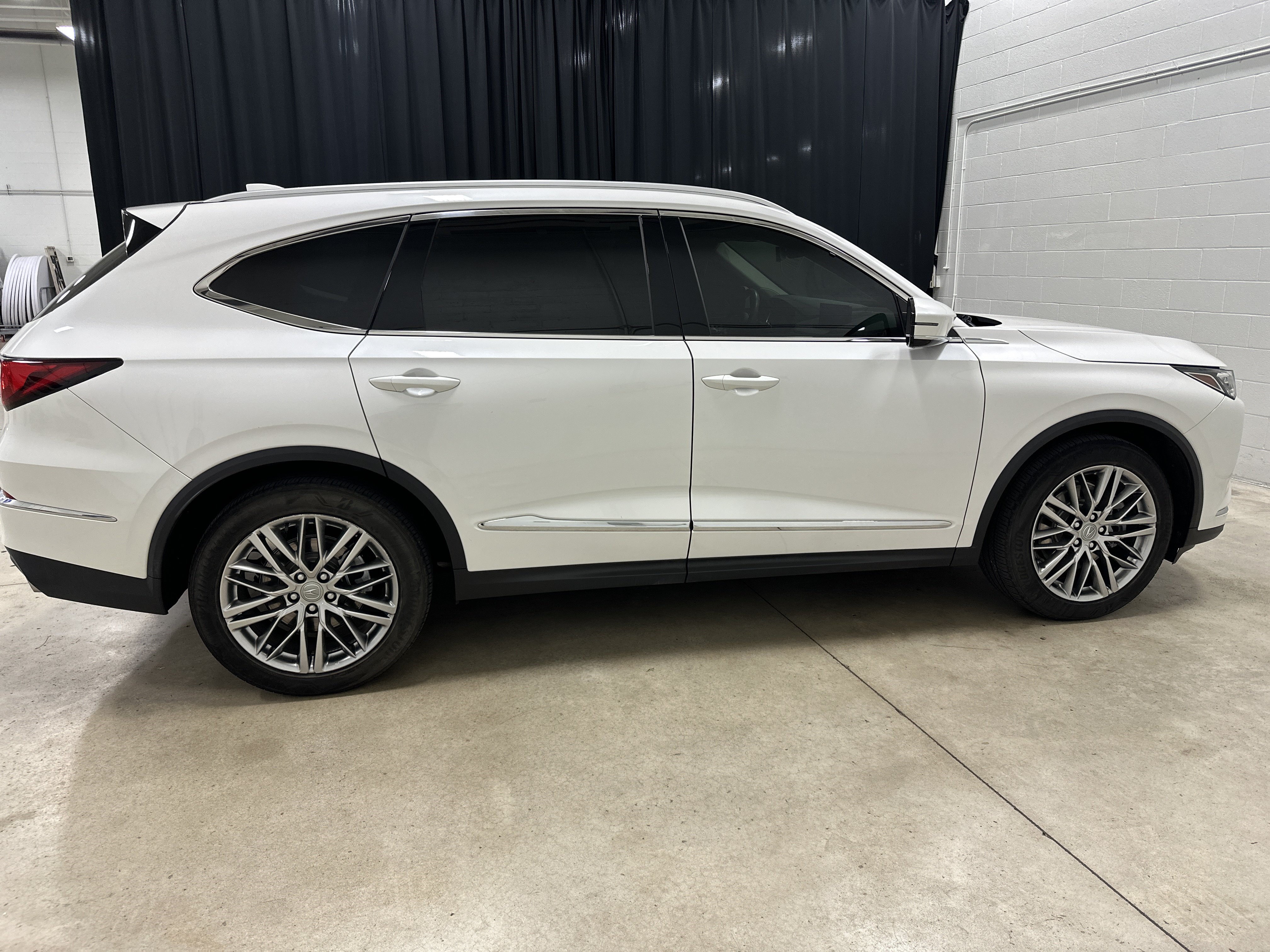 Used 2023 Acura MDX SH-AWD w/ Advance Package image 11