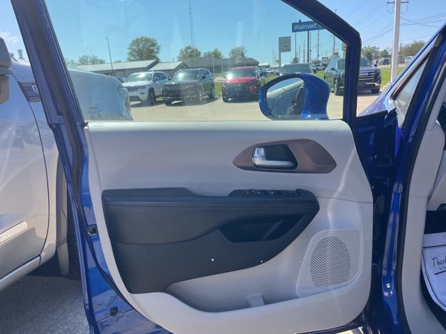 Used 2018 Chrysler Pacifica Touring Plus w/ Tire & Wheel Group image 10