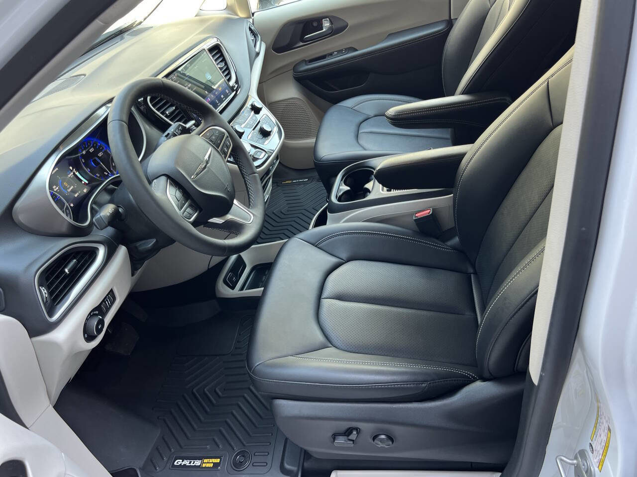 Used 2024 Chrysler Pacifica Touring-L FWD image 16