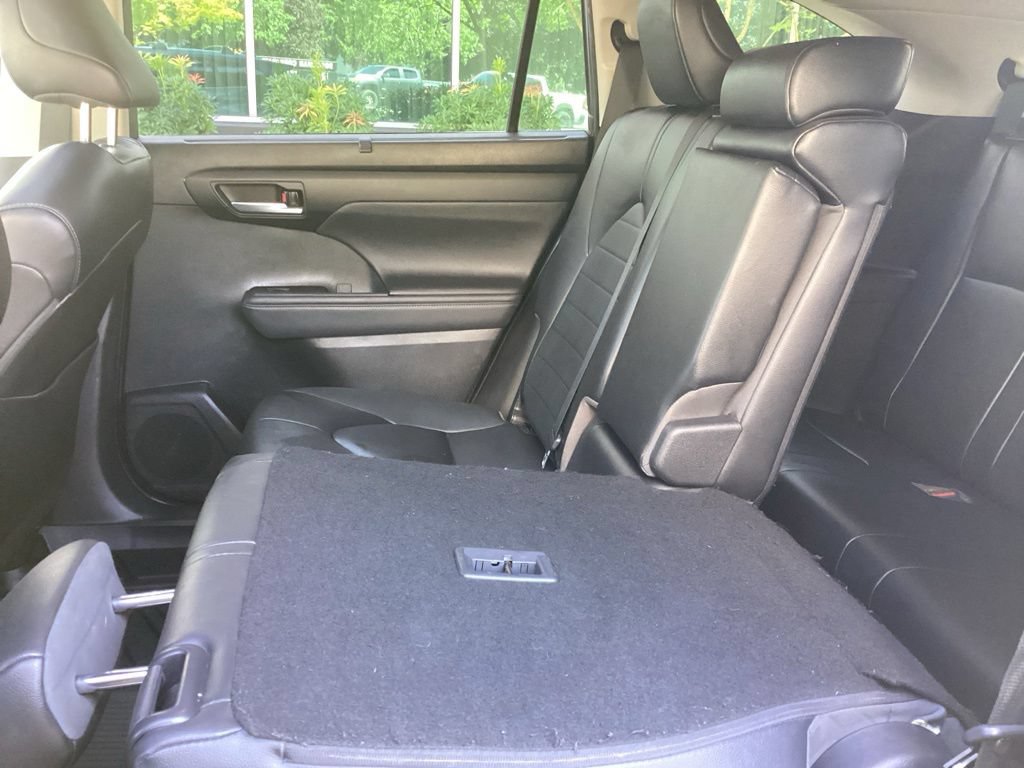 Used 2023 Toyota Highlander XLE AWD/4WD image 5
