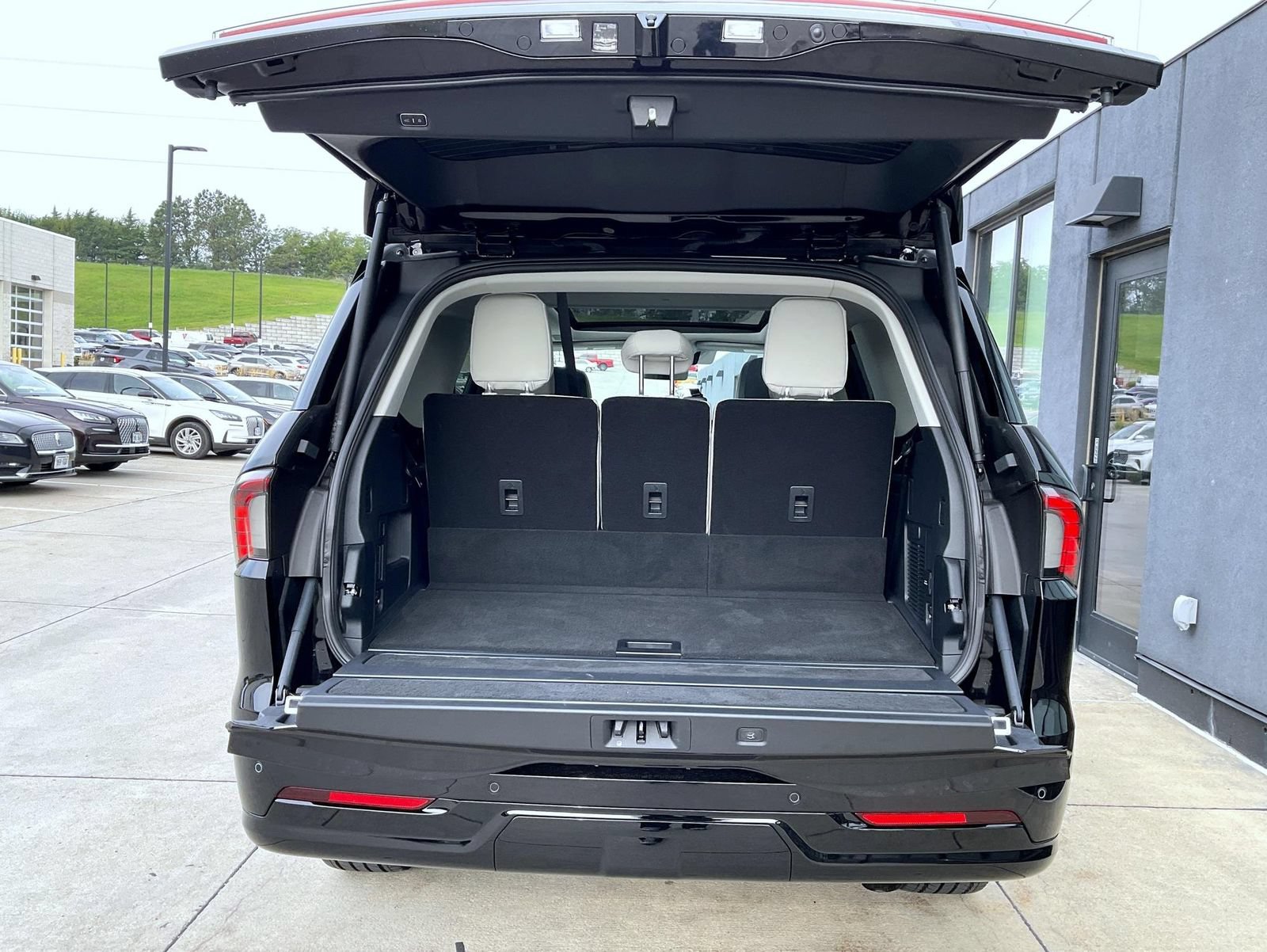 Certified 2026 Lincoln Navigator Reserve AWD/4WD image 9