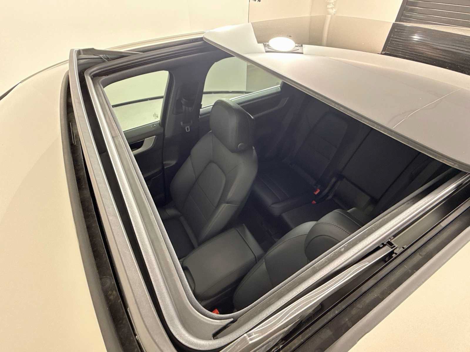 Certified 2025 Porsche Cayenne AWD/4WD image 22
