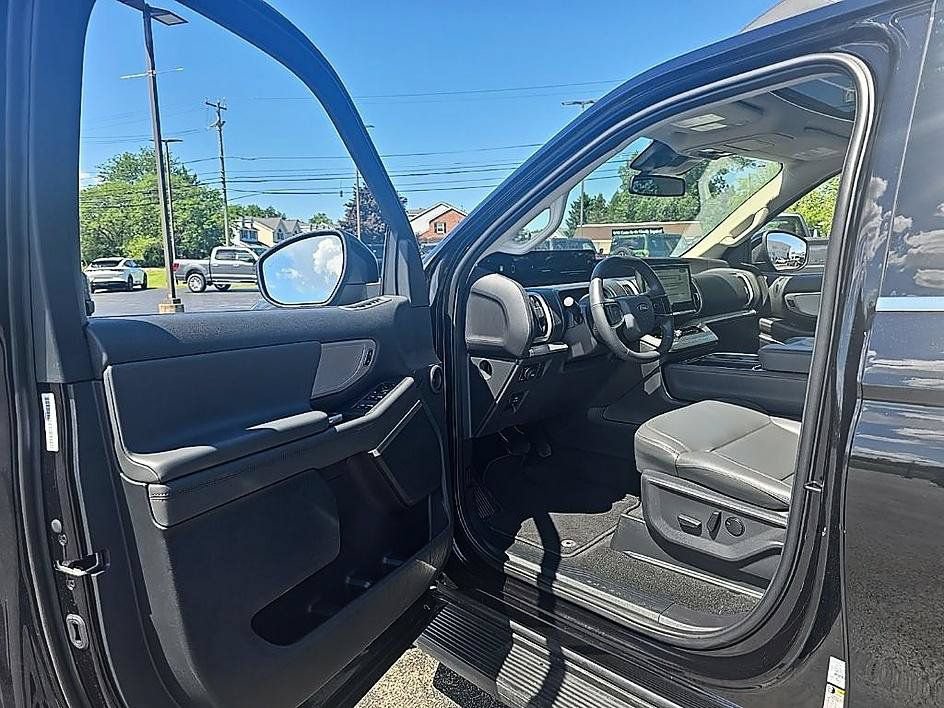 Used 2025 Ford Expedition Active AWD/4WD image 13