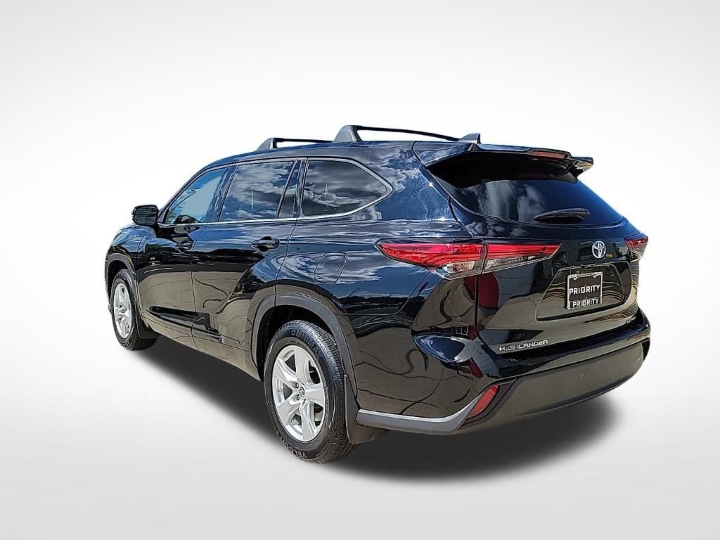 Used 2022 Toyota Highlander LE AWD/4WD image 3