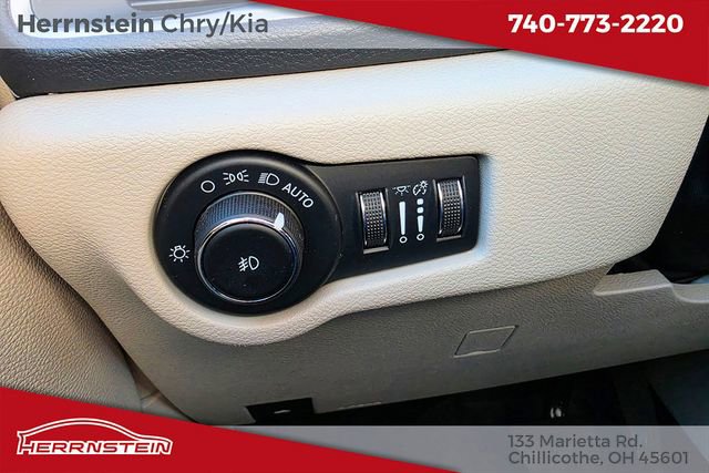 Used 2023 Chrysler Pacifica Limited FWD image 18