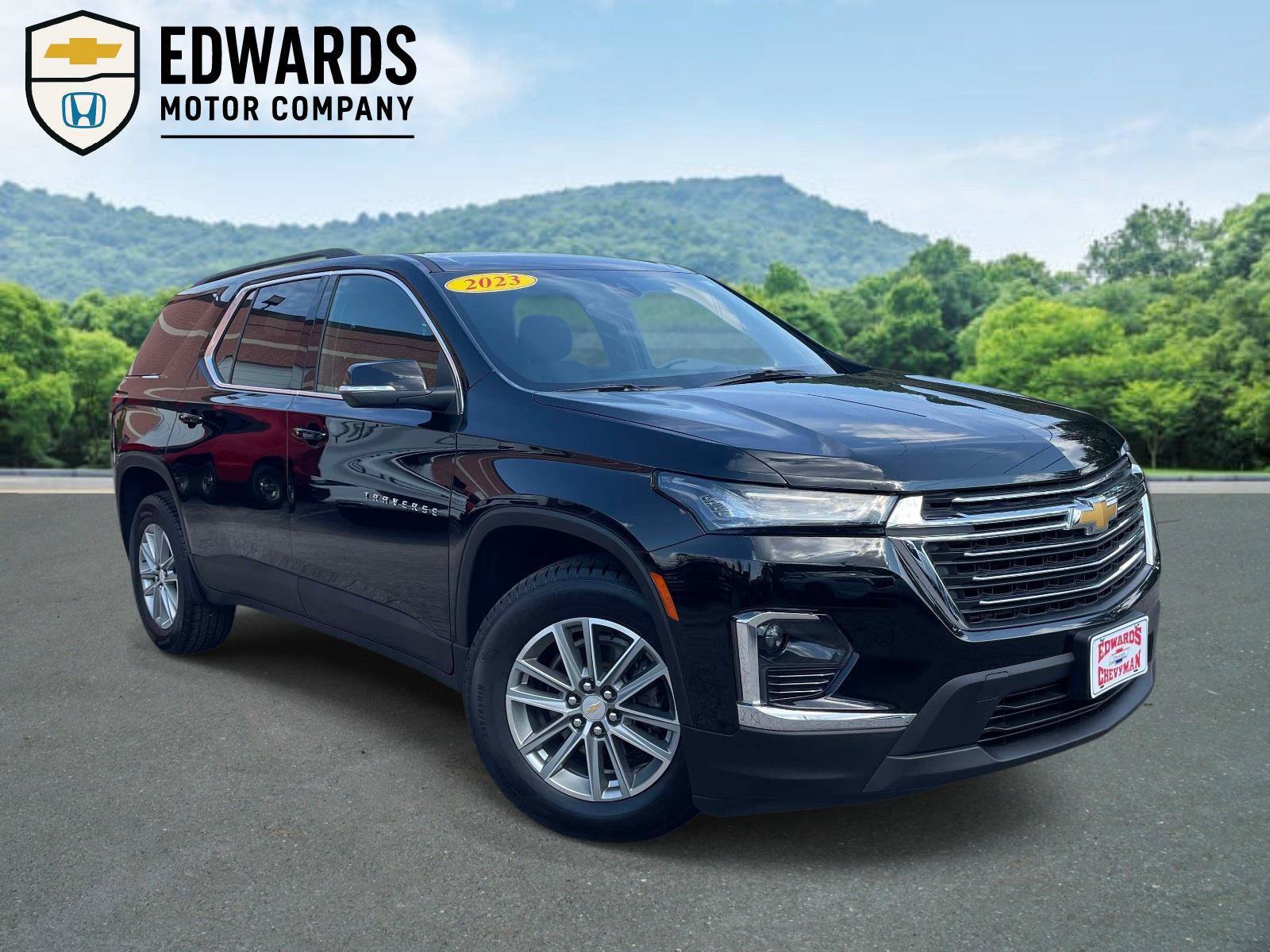 Used 2023 Chevrolet Traverse LT FWD image 1