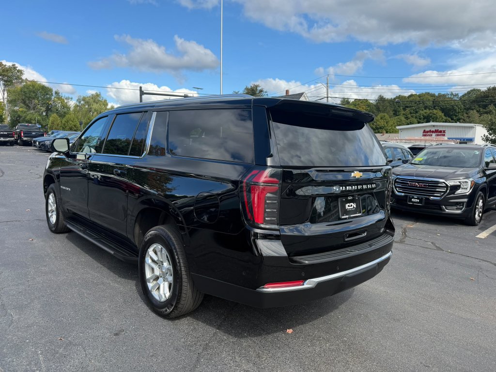Used 2025 Chevrolet Suburban LT AWD/4WD image 3