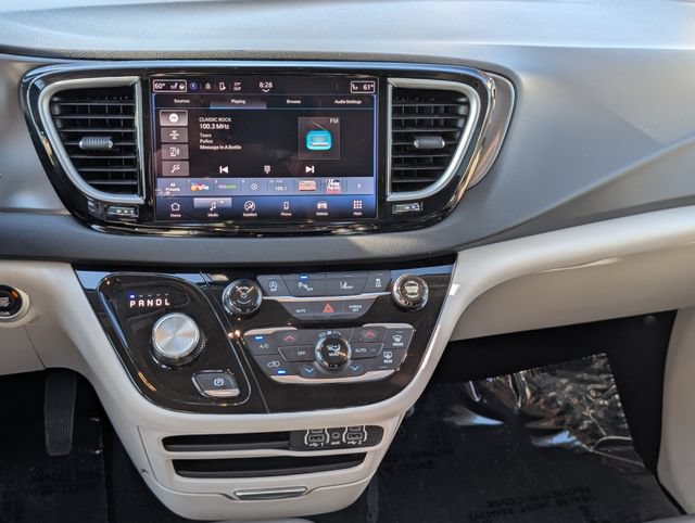 Used 2024 Chrysler Pacifica Touring-L FWD image 18