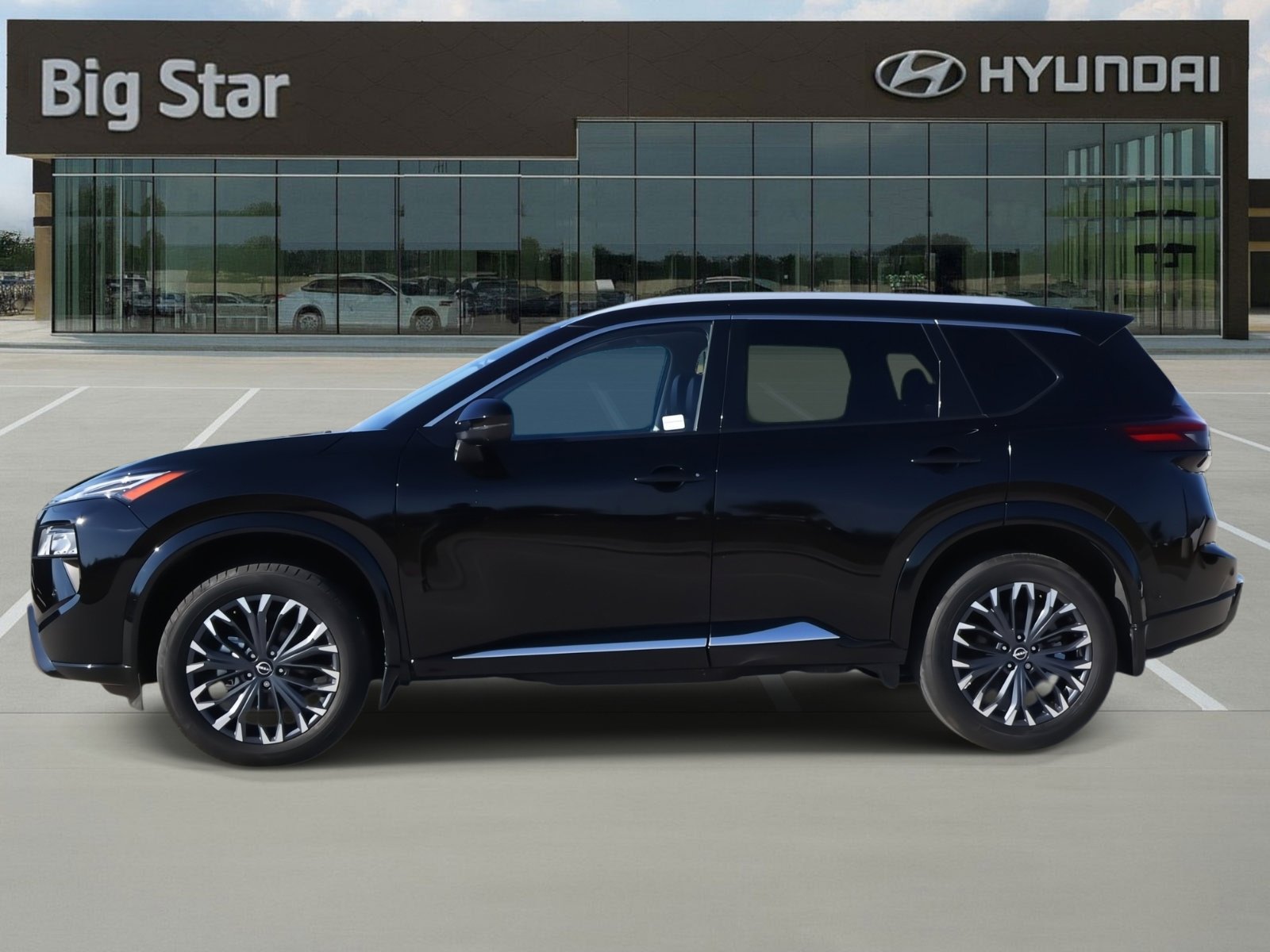 Used 2024 Nissan Rogue Platinum image 2