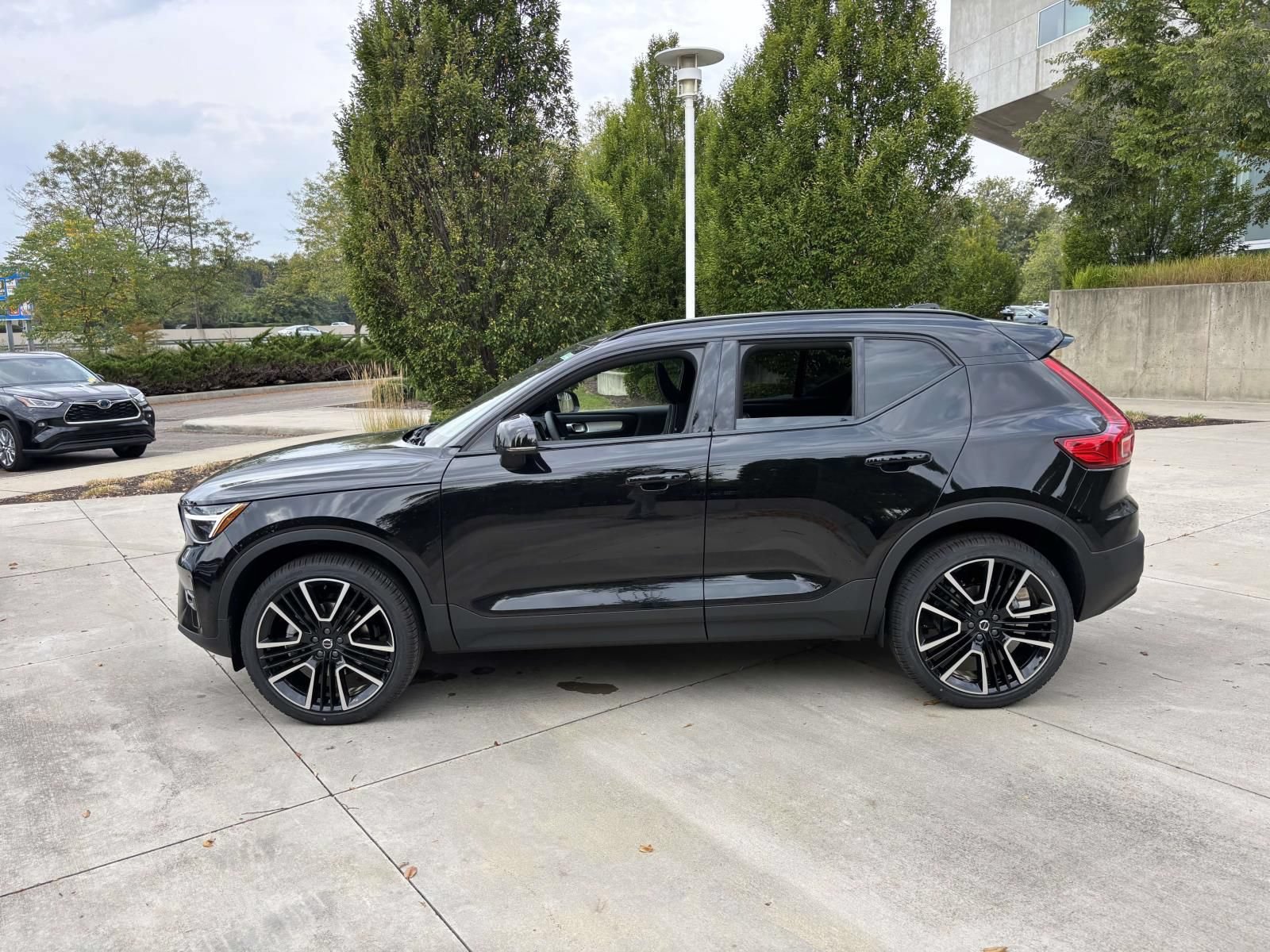 New 2026 Volvo XC40 B5 Ultra w/ Protection Package Premier AWD/4WD image 4