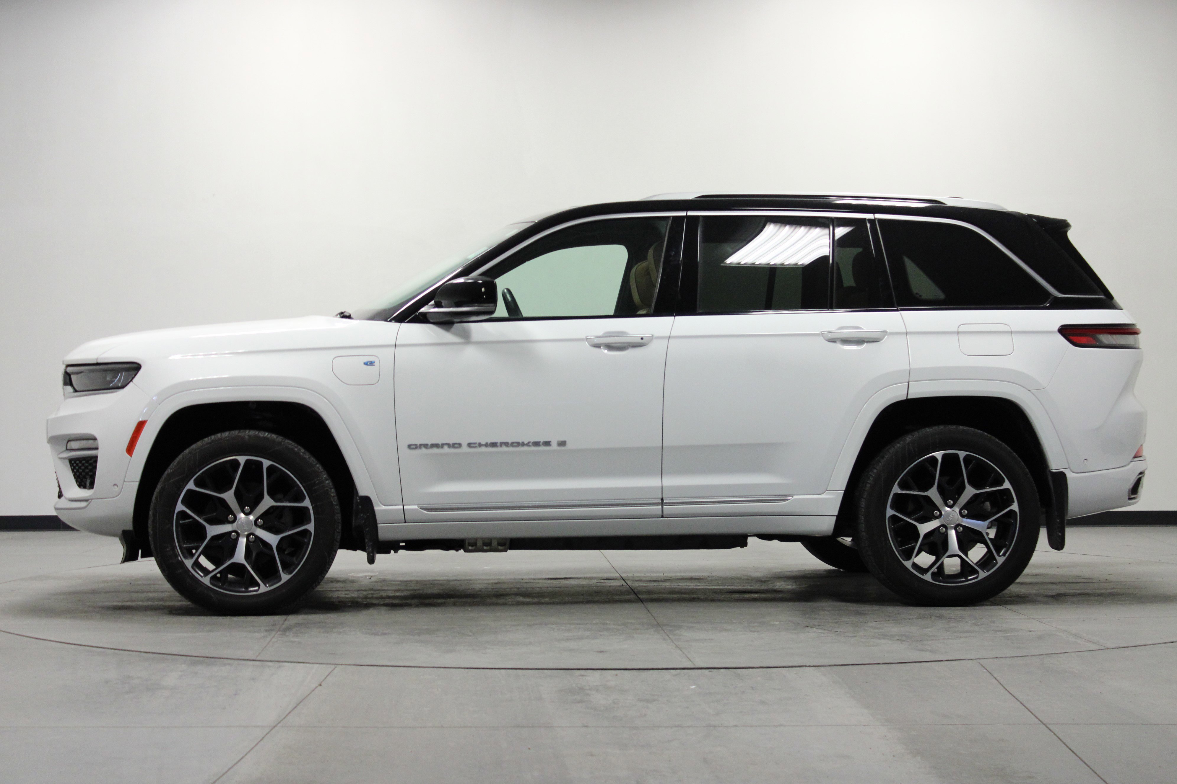Used 2024 Jeep Grand Cherokee Summit AWD/4WD image 7