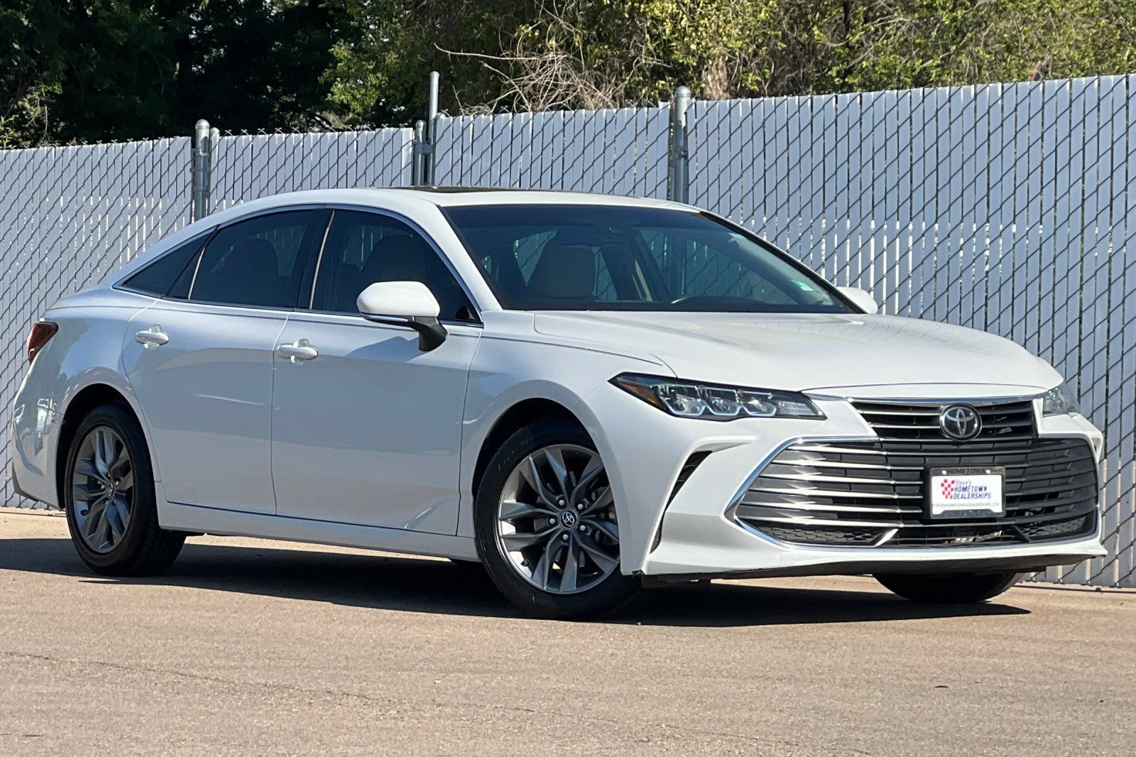 Used 2019 Toyota Avalon XLE w/ Moonroof Package FWD image 2